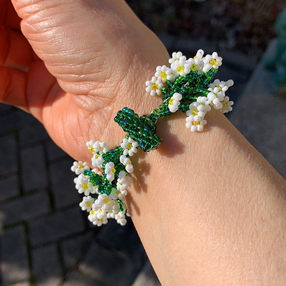 🌷3 for$25🌷Handmade, US OS, White Yellow & Green Beaded Daisy Bracelet - Picture 2 of 7